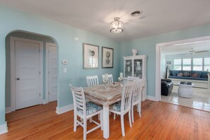 Dining - Seahorse Cottage: Cozy 2BR beachfront retreat in North Clearwater Beach. (Clearwater Beach)