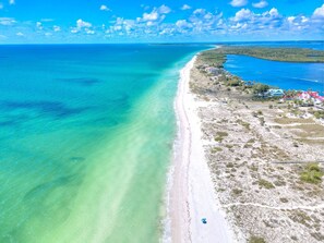 Una spiaggia nelle vicinanze