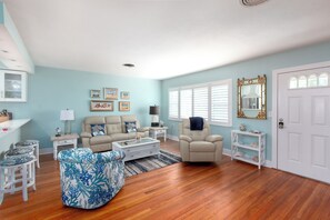 TV - Seahorse Cottage: Cozy 2BR beachfront retreat in North Clearwater Beach. (Clearwater Beach)