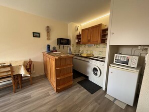 Fridge, oven, cookware/dishes/utensils