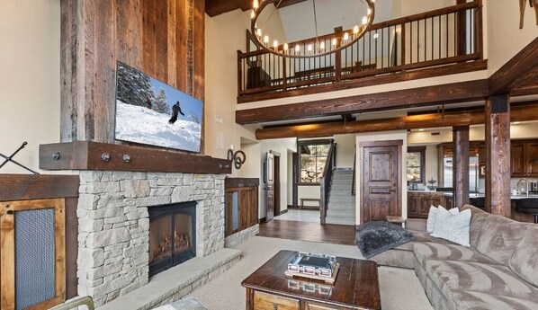 Televisión, chimenea, reproductor de DVD y libros 