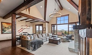 Televisión, chimenea, reproductor de DVD y libros 