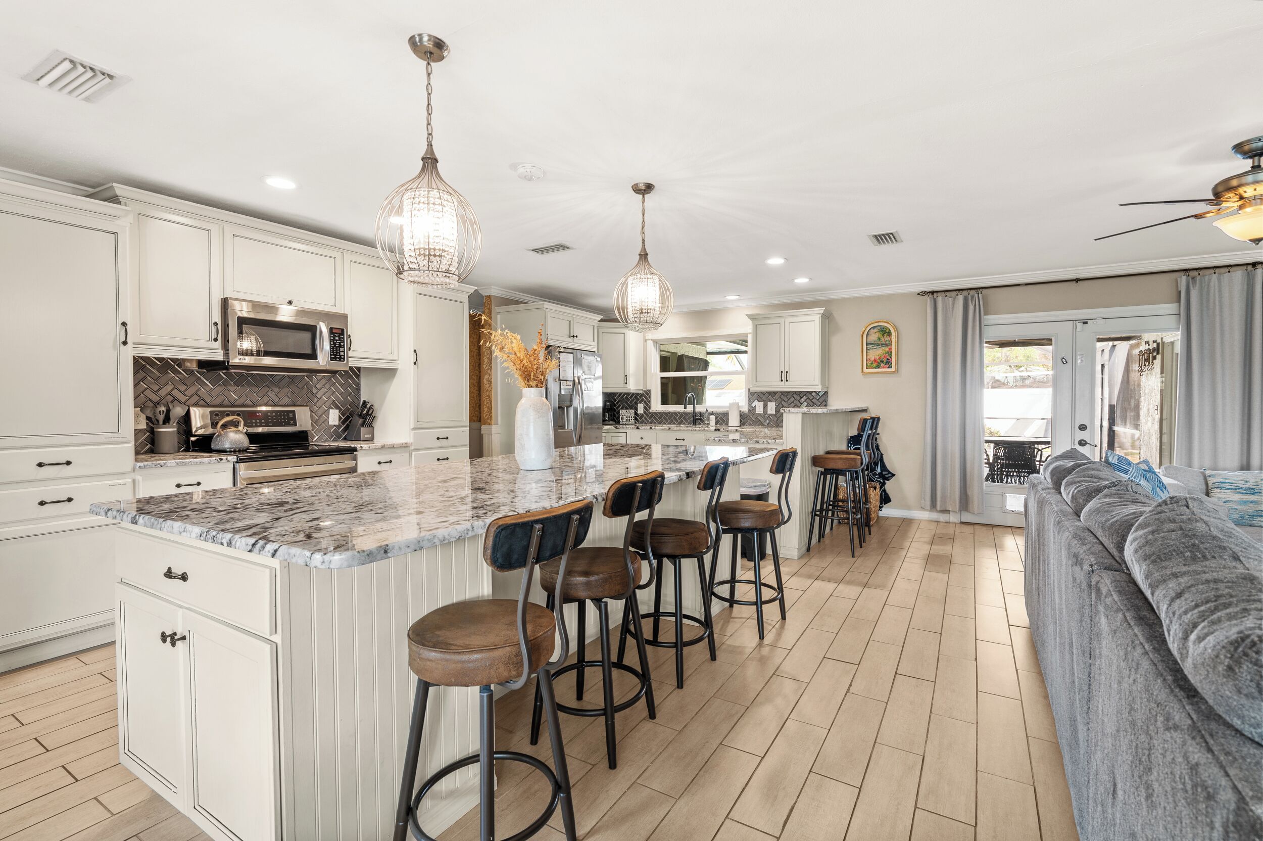 Refrigerador, microondas, horno y parrilla de estufa 