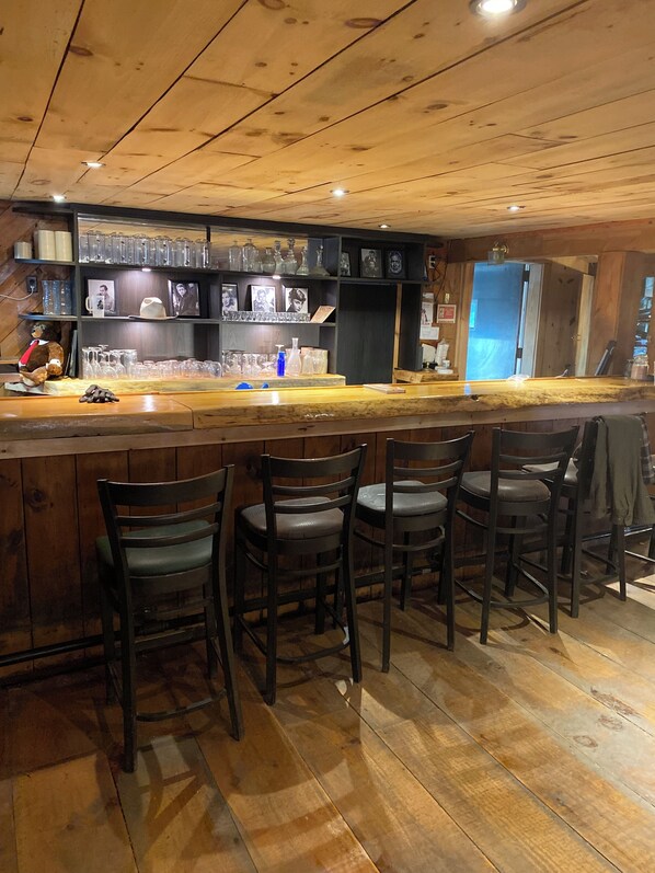 Bar (on property) - 7 Rooms in Historic Lodge with Bistro and Cocktails. Over 21 Property. (shandaken)