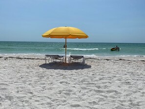 Beach nearby, sun-loungers, beach towels