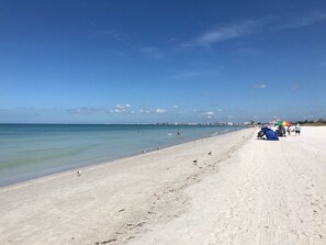 In Strandnähe, Liegestühle, Strandtücher