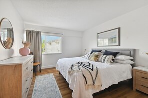 2 habitaciones, escritorio y tabla de planchar con plancha 