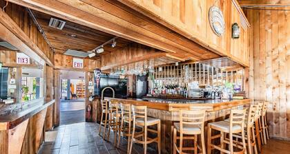 Renovated Resort-Style Condo: walk to beach, waterfront pool, pickleball, dining