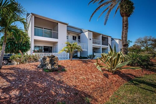 Renovated Resort-Style Condo: walk to beach, waterfront pool, pickleball, dining
