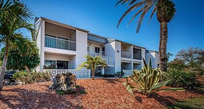 Renovated Resort-Style Condo: walk to beach, waterfront pool, pickleball, dining