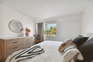 2 Schlafzimmer, Schreibtisch, Bügeleisen/Bügelbrett, Reisekinderbett