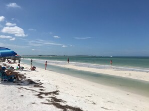 Plage à proximité, chaise longue, serviettes de plage