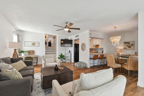 Renovated Resort-Style Condo: walk to beach, waterfront pool, pickleball, dining