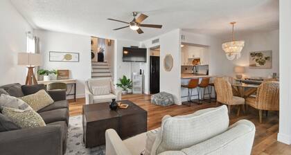 Renovated Resort-Style Condo: walk to beach, waterfront pool, pickleball, dining