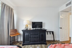 2 habitaciones, escritorio y tabla de planchar con plancha 