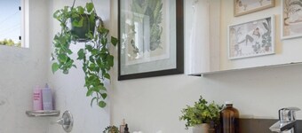 Sunny Stylish, Cozy King Condo near Lake & Downtown