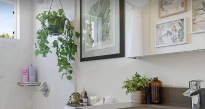 Sunny Stylish, Cozy King Condo near Lake & Downtown