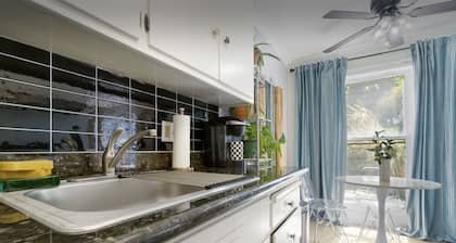 Sunny Stylish, Cozy King Condo near Lake & Downtown