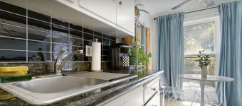 Sunny Stylish, Cozy King Condo near Lake & Downtown