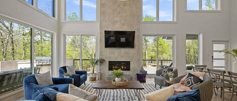 Smart-TV, Kamin, Bücher