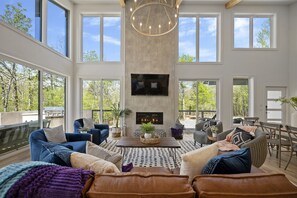 Smart TV, chimenea, futbolito y libros 