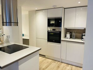 Fridge, microwave, oven, stovetop - Escape London in London - 2 bed luxury apartment in lovely Wanstead (London)