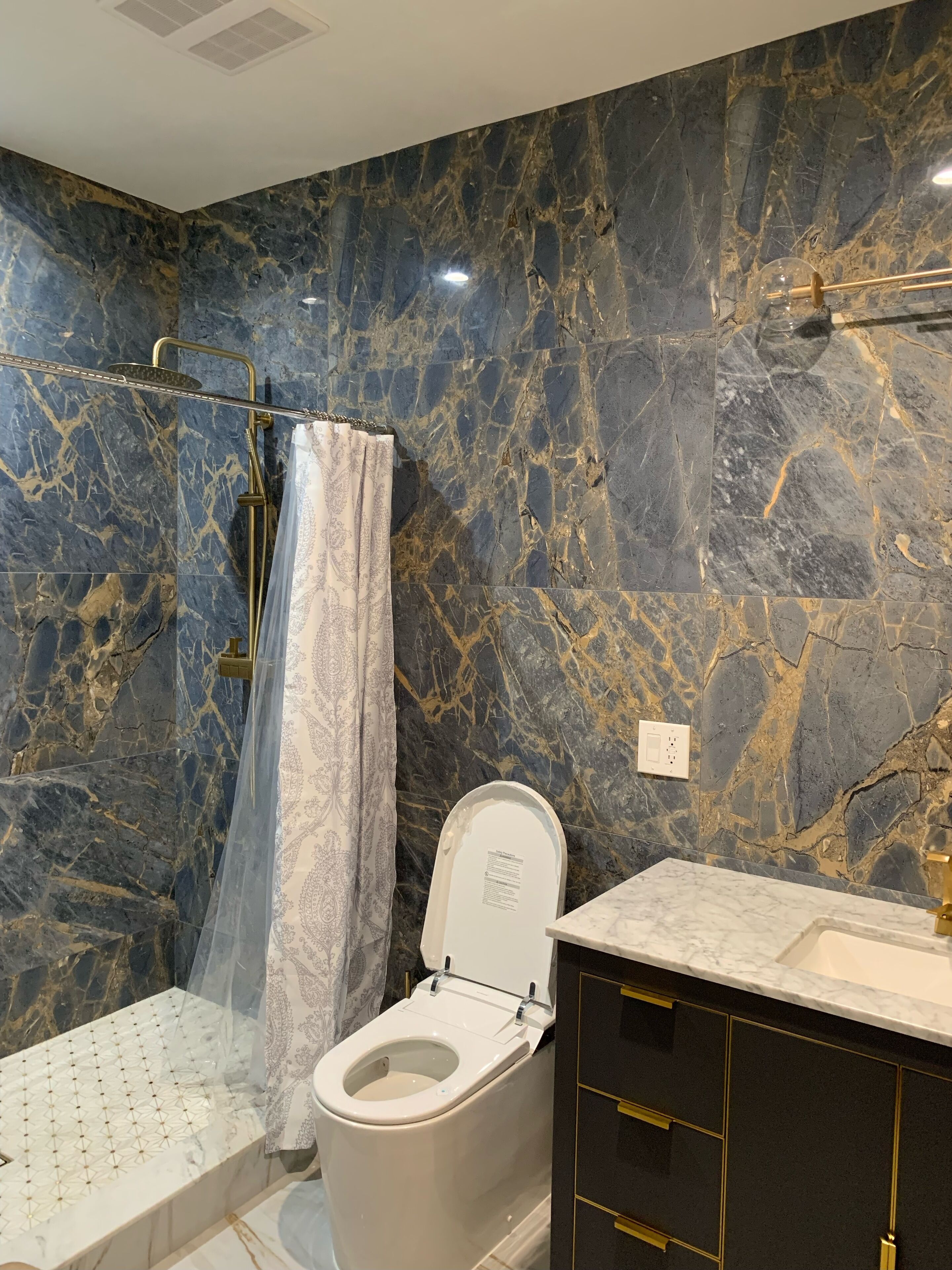Cozy 1 bedroom with private bathroom and free parking