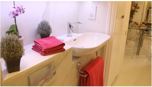 Douche, sèche-cheveux, serviettes fournies, savon