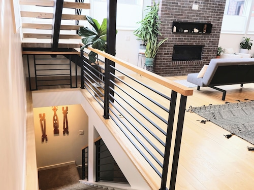 Luxury 4BR 4BA Denver Rooftop Fire Pit Skyline Views Near Broncos & Red Rocks