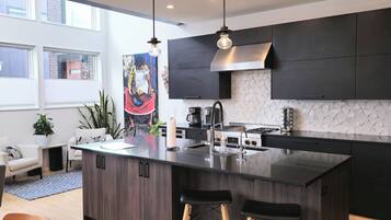 Refrigerador, microondas, horno y parrilla de estufa