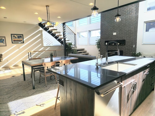 Luxury 4BR/4BA Denver Rooftop Fire Pit Skyline Views Near Broncos, Red Rocks
