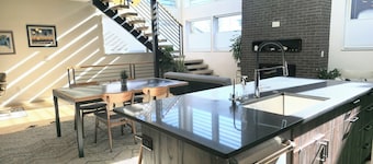 Luxury 4BR 4BA Denver Rooftop Fire Pit Skyline Views Near Broncos & Red Rocks