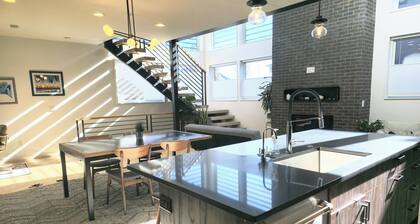 Luxury 4BR 4BA Denver Rooftop Fire Pit Skyline Views Near Broncos & Red Rocks