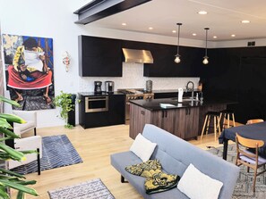 Smart TV, chimenea y estéreo 