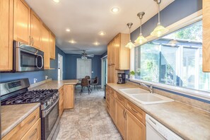 Micro-ondas, lava-louças, cafeteira/chaleira