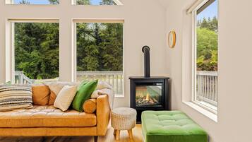 Smart TV, fireplace