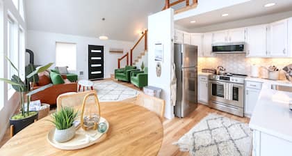 Cozy A-Frame. Fire pit. Dogs Welcome.