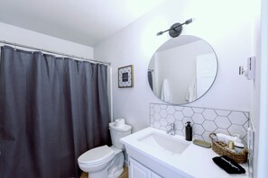 Ensemble douche/baignoire, articles de toilette écologiques