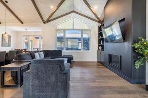 Smart TV, chimenea, futbolito y estéreo