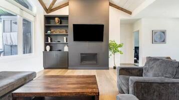 Een smart-tv, een open haard, tafelvoetbal en een stereo