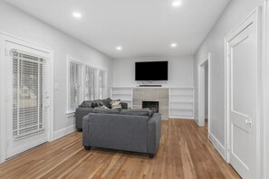 Smart-TV, Kamin, Tischfußball, Bücher