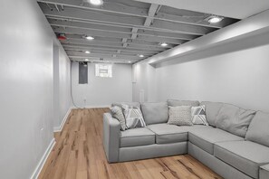 Smart-TV, Kamin, Tischfußball, Bücher