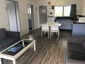 Een strijkplank/strijkijzer, gratis wifi, beddengoed