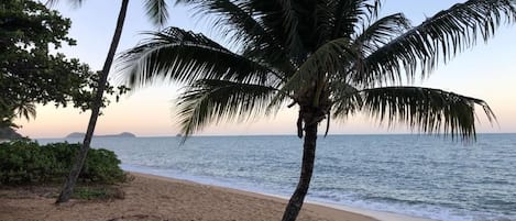 Beach nearby, white sand, beach towels, 3 beach bars