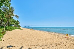 Beach nearby, white sand, beach towels, 3 beach bars
