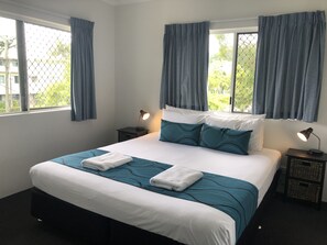 Iron/ironing board, free WiFi, bed sheets - Cocos Holiday Apartments (Trinity Beach)