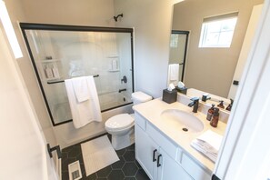 Badewanne, umweltfreundliche Kosmetikartikel, Haartrockner, Handtücher
