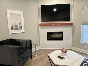 TV connectée, cheminée, chaîne hi-fi