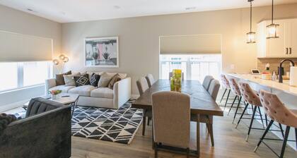 Stylish Pristine New Townhouse with porch and rooftop deck- 5 min from downtown!