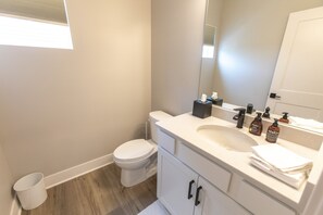 Bathtub, eco-friendly toiletries, hair dryer, towels - Stylish Pristine New Townhouse with porch and rooftop deck- 5 min from downtown! (Omaha)